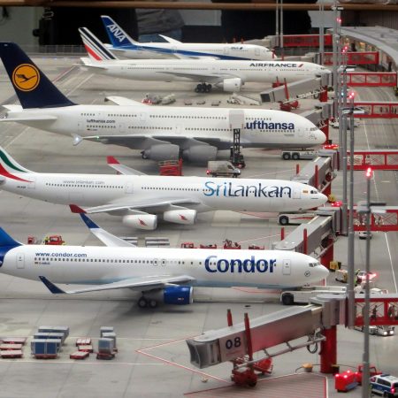 model-planes-airplanes-miniatur-wunderland-hamburg-163792-163792-scaled.jpg